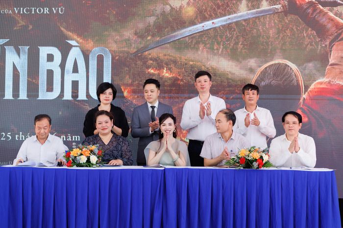 Lễ ký kết của ê kíp làm phim "Chiến bào" với các bên.