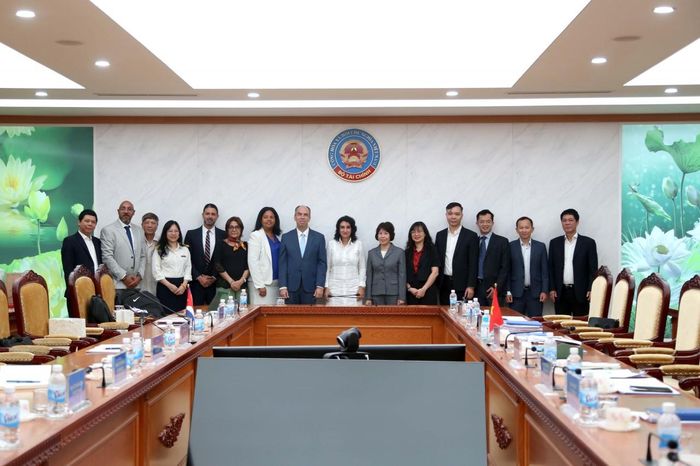 Thứ trưởng Nguyễn Thị Bích Ngọc, Thứ trưởng Yanet Vazquez Valdes và thành viên hai bên chụp hình lưu niệm. Ảnh: Đức Minh