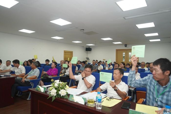 Cổ đông ABIC biểu quyết thông qua các nội dung tại Đại hội. Ảnh tư liệu.