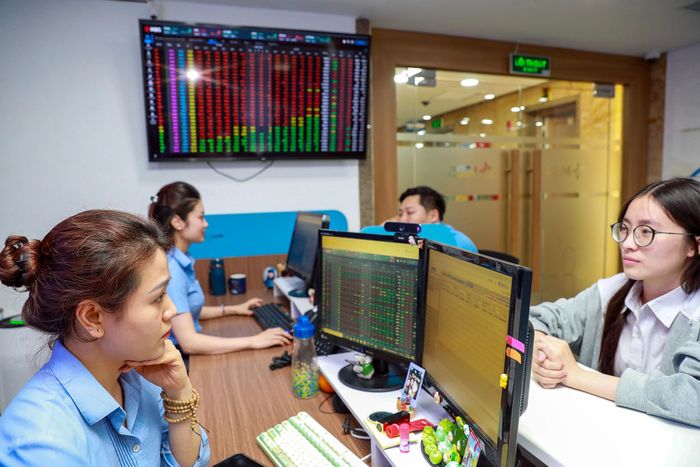 Diễn biến điều chỉnh cho thấy áp lực chốt lời đang gia tăng khi VN-Index tiến gần vùng kháng cự mạnh. Ảnh Đức Thanh