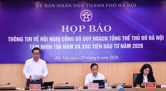 Phó Giám đốc Sở Tài chính Hà Nội Lê Trung Hiếu thông tin tại cuộc họp báo. Ảnh: Nam Khánh