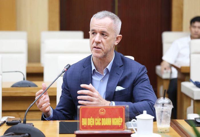 Ông Christopher Lewis Malone, Giám đốc Điều hành Dalberg khu vực Đông Nam Á, trình bày ý tưởng Chiến lược phát triển du lịch, văn hóa và kinh tế sáng tạo tỉnh Phú Thọ