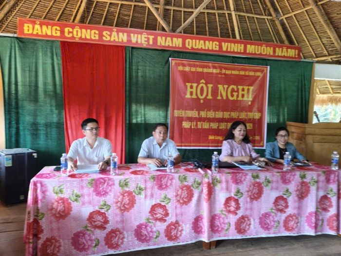 Đoàn công tác Hội Luật gia tỉnh Quảng Ngãi chụp ảnh lưu niệm cùng lãnh đạo hai xã Đăk Môn và Đăk Long.