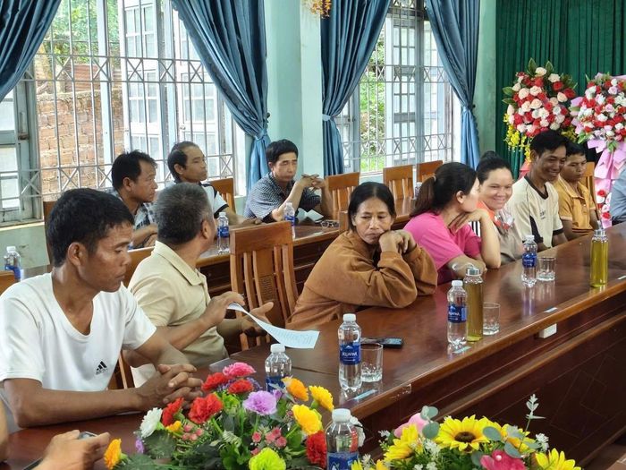 Đông đảo cán bộ và người dân hai xã Đăk Môn, Đăk Long tham dự hội nghị, lắng nghe các luật gia, luật sư và báo cáo viên phổ biến kiến thức pháp luật.