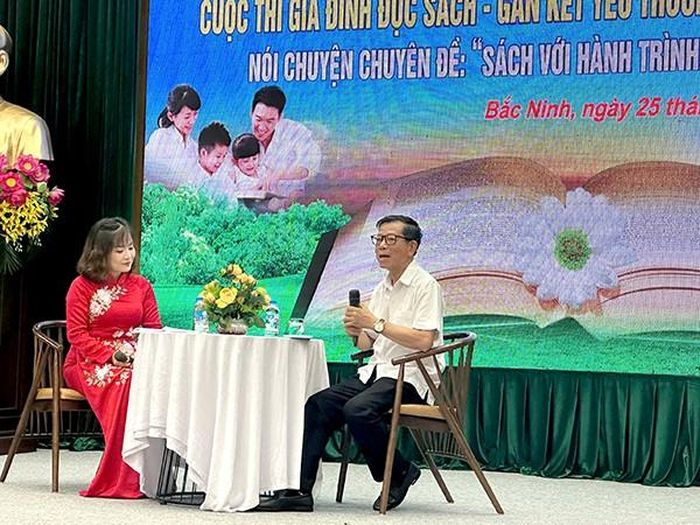 ông Hoa Hữu Vân, nguyên Phó Vụ trưởng Vụ Gia đình (Bộ Văn hóa, Thể thao và Du lịch) chia sẻ tại buổi tọa đàm