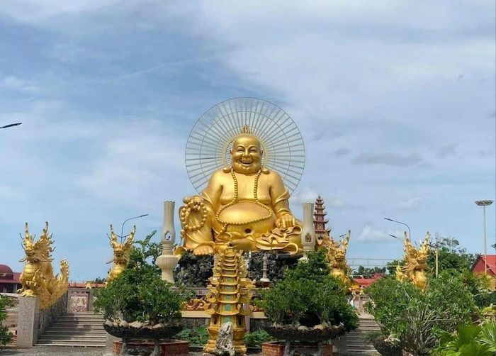 Tượng Phật Di Lặc mạ vàng cao 12,45 m, nặng khoảng 99 tấn – biểu tượng nổi bật của quần thể tâm linh chùa Vạn Phước. Ảnh: Đông Dương.