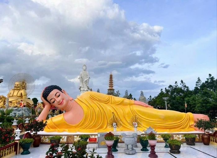 Tượng Phật Niết Bàn an nhiên giữa hồ nước, một trong những điểm nhấn kiến trúc thu hút du khách và Phật tử khi đến chùa Vạn Phước. Ảnh: Đông Dương.