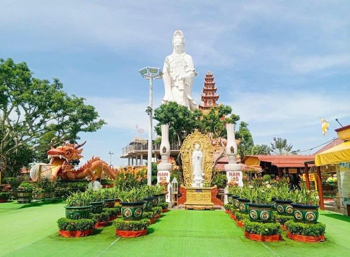 Một góc tiểu cảnh xanh mát và trang nghiêm trong khuôn viên chùa Vạn Phước, mang đến cảm giác thanh tịnh cho du khách và Phật tử. Ảnh: Đông Dương.