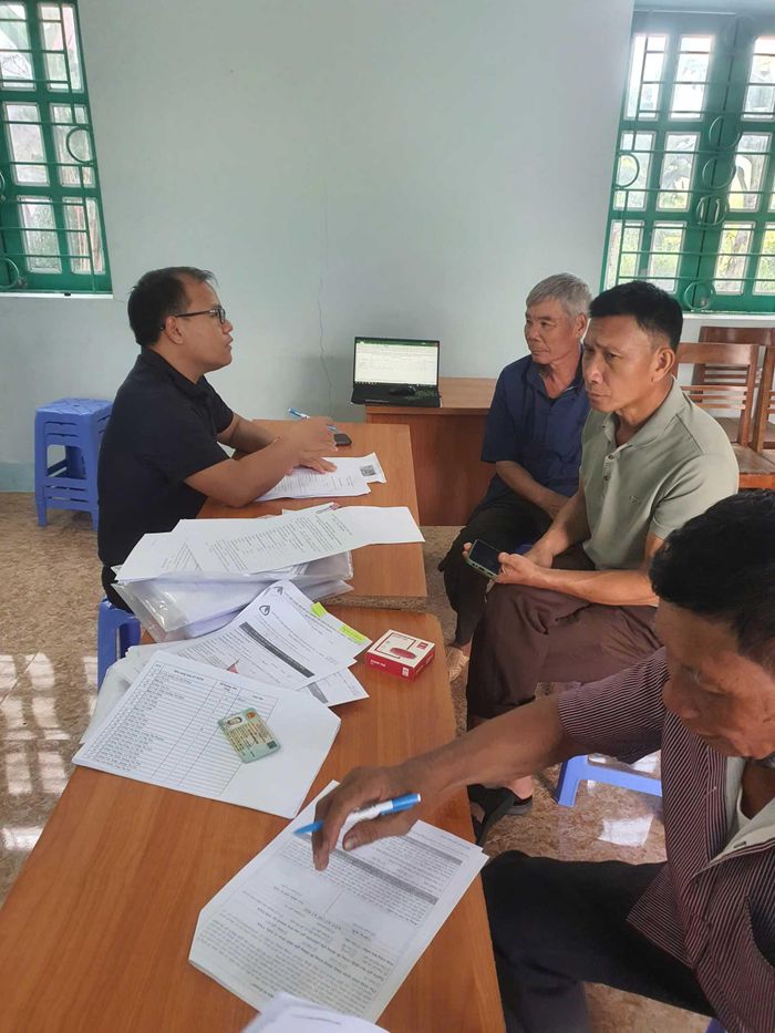  Cán bộ Quỹ hướng dẫn, hỗ trợ chủ rừng hoàn thiện thủ tục mở tài khoản để nhận tiền chi trả dịch vụ môi trường rừng tại xã Quài Tở. 