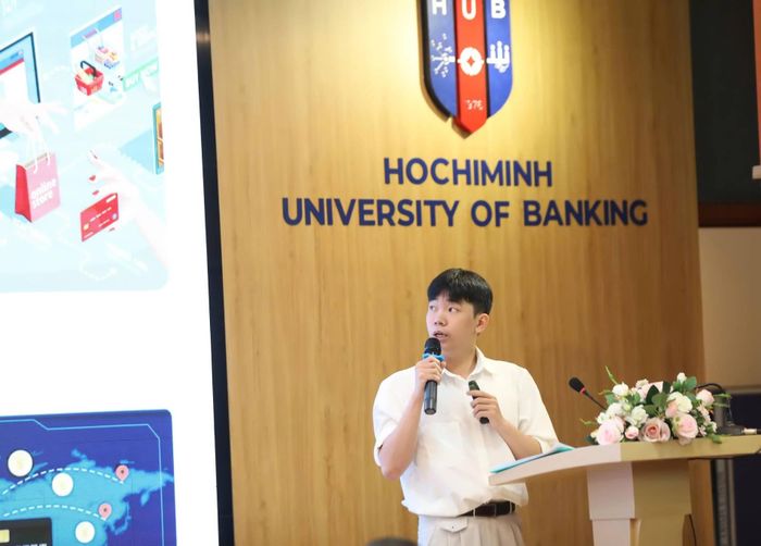Sinh viên đại diện nhóm nghiên cứu TS. Nguyễn Thị Mai Dung trình bày 