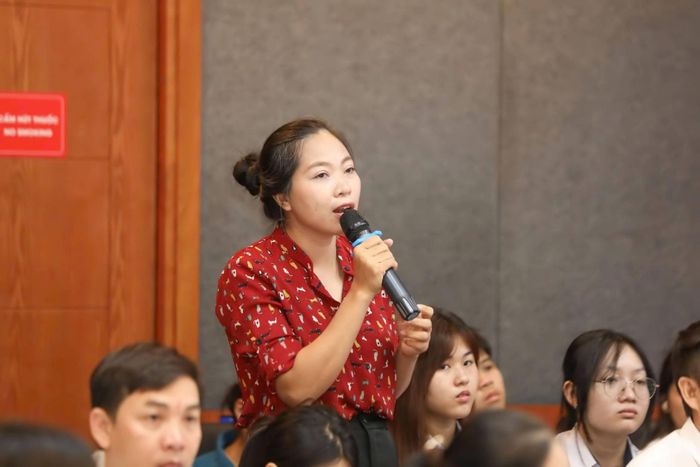 Học viên cao học trường Đại học Ngân hàng TP. HCM đặt câu hỏi tại hội thảo