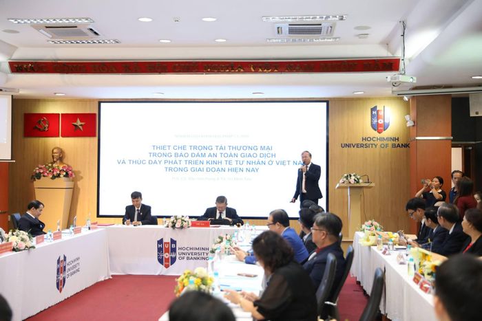 Ths. Luật sư Đào Văn Hưng, Viện trưởng Viện ILC trình bày tham luận.