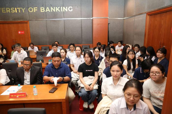 Đông đảo sinh viên Trường Đại học Ngân hàng TP.HCM dự buổi hội thảo.