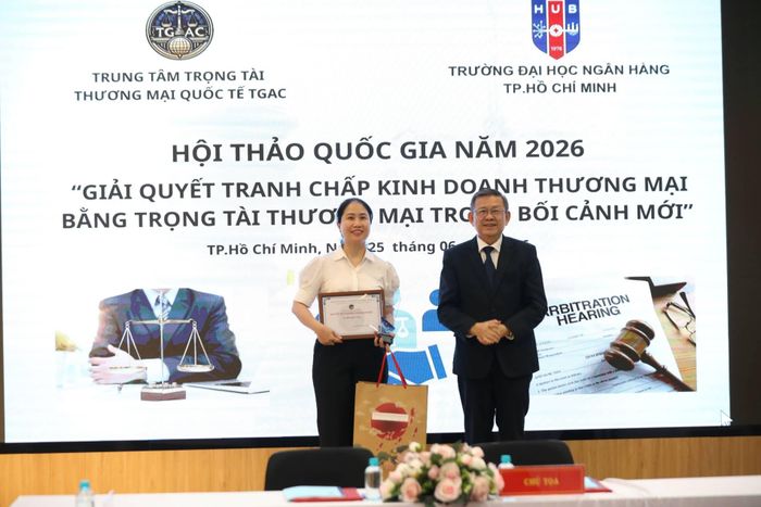 Phó Chủ tịch thường trực TGAC Lê Đông Triều trao choQuỹ nghiên cứu khoa học của Khoa Luật Kinh tế,Trường Đại học Ngân hàng TP.HCM số tiền 20 triệu đồng.