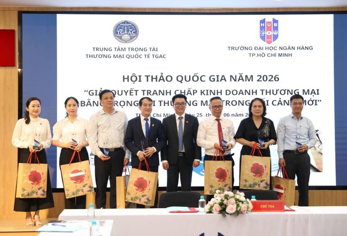  Phó Chủ tịch TGAC Trần Thanh Hơn trao quà cho các cá nhân.