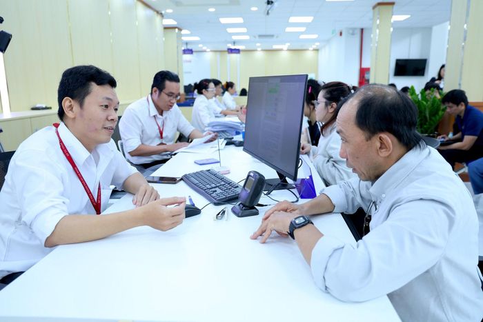 Người dân đến giải quyết TTHC tại Trung tâm Phục vụ hành chính công thành phố
