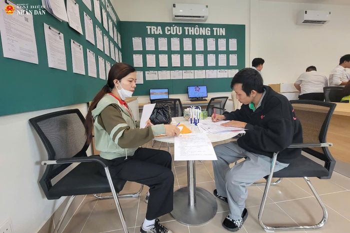 Người đến giải quyết TTHC tại Trung tâm Phục vụ hành chính công phường Tăng Nhơn Phú. Ảnh: Quang Phương