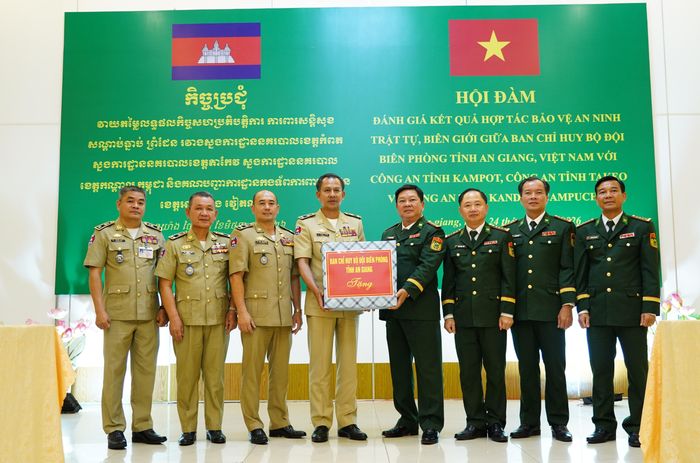Các bên tiến hành nghi thức trao quà lưu niệm nhân buổi làm việc. Ảnh: Tiến Vinh