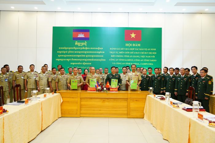 Đại tá Phạm Văn Thắng - Chỉ huy trưởng Bộ đội Biên phòng tỉnh An Giang tiến hành ký kết biên bản thỏa thuận hợp tác với Trường đoàn Công an các tỉnh phía Campuchia. Ảnh: Tiến Vinh