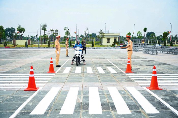 Các đại biểu thực hành phần kiểm tra trong hình (Ảnh: Phòng CSGT, Công an tỉnh Thái Nguyên)