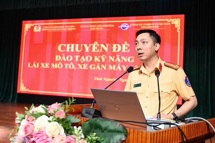 Đại tá Phạm Việt Công - Phó Cục trưởng, Cục Cảnh sát giao thông (Bộ Công an) phát biểu khai mạc Chương trình (Ảnh: Phòng CSGT, Công an tỉnh Thái Nguyên)