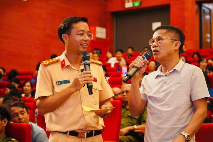 Cán bộ CSGT truyền đạt nội dung “phần lý thuyết” đào tạo kỹ năng lái xe mô tô, xe gắn máy an toàn cho các đại biểu (Ảnh: Phòng CSGT, Công an tỉnh Thái Nguyên)
