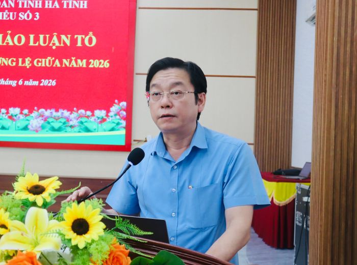 Bí thư Đảng ủy, Chủ tịch HĐND xã Cẩm Xuyên Nguyễn Văn Thành góp ý vào báo cáo kinh tế - xã hội