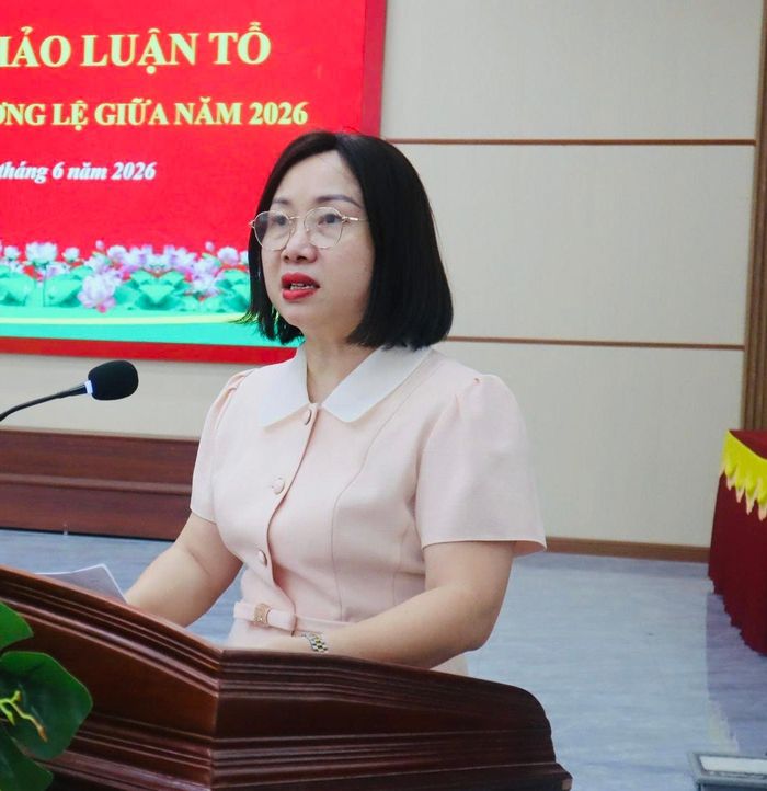 Trưởng Ban Kinh tế - Ngân sách HĐND tỉnh Nguyễn Thị Thúy Nga trình bày nội dung của hội nghị