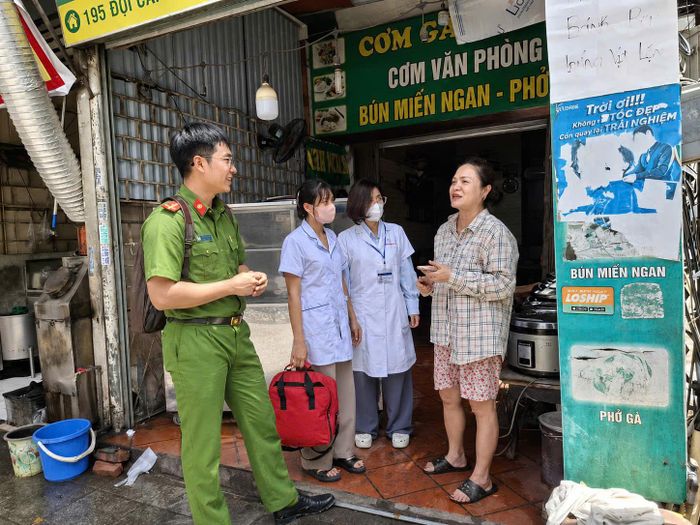 Lực lượng chức năng đến nhắc nhở, khuyến cáo công tác PCCC tại quán cơm. Ảnh: Thanh Bình