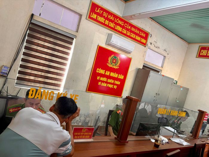 Bộ phận một cửa Công an xã phục vụ người dân giải quyết thủ tục hành chính