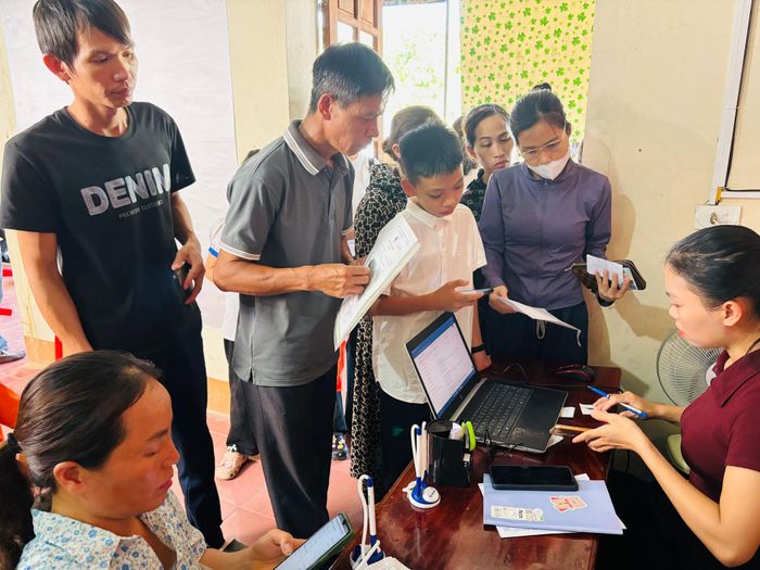 Bưu điện hỗ trợ người dân lấy số thứ tự và đăng ký dịch vụ chuyển phát căn cước đến tận nhà
