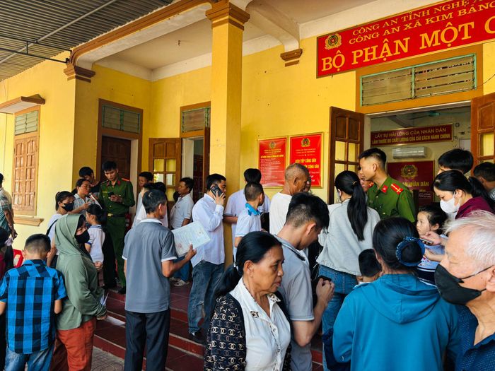 Phụ huynh đưa con, cháu đến Công an xã Kim Bảng làm thủ tục cấp căn cước trong dịp hè