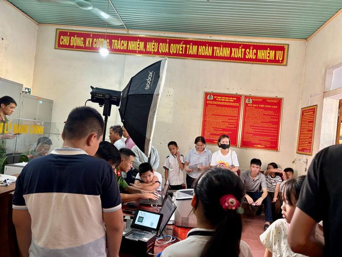 Cán bộ tiếp nhận, thu nhận hồ sơ cấp căn cước cho trẻ em