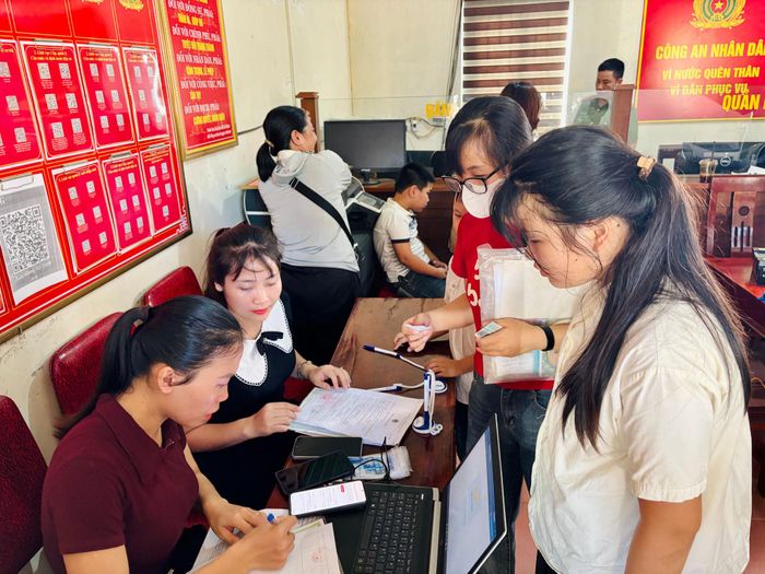 Bưu điện phối hợp hỗ trợ người dân đăng ký VNeID và hoàn thiện các thủ tục trực tuyến ngay tại Bộ phận một cửa