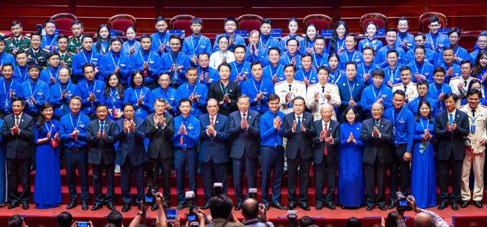 Tổng Bí thư, Chủ tịch nước Tô Lâm và các đại biểu với Ban Chấp hành, Ban Thường vụ, Ban Bí thư Trung ương Đoàn khóa XIII, nhiệm kỳ 2026 – 2031. Ảnh: Phạm Thắng