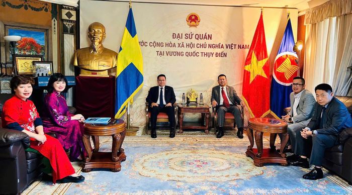Đoàn công tác làm việc tại Đại sứ quán Việt Nam tại Thụy Điển. Ảnh: Lan Quỳnh
