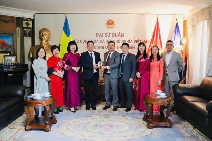 Đoàn công tác chụp ảnh lưu niệm tại Đại sứ quán Việt Nam tại Thụy Điển. Ảnh: Lan Quỳnh