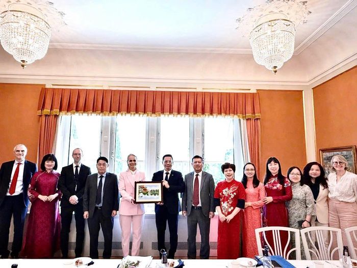 Đoàn công tác chụp ảnh lưu niệm tại Bộ Tư pháp Thụy Điển. Ảnh: Lan Quỳnh