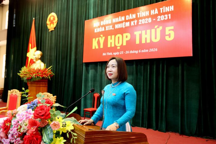 Trưởng Ban Kinh tế - Ngân sách, HĐND tỉnh Nguyễn Thị Thúy Nga trình bày báo cáo thẩm tra về lĩnh vực kinh tế - ngân sách