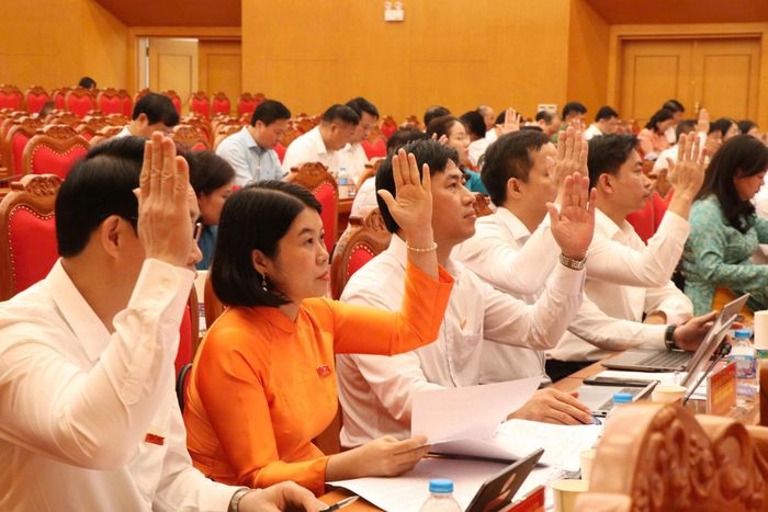 Các đại biểu biểu quyết thông qua nghị quyết tại kỳ họp. Ảnh: Đồng Văn Thưởng