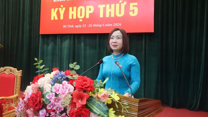 Trưởng ban Kinh tế - Ngân sách, HĐND tỉnh Nguyễn Thị Thúy Nga trình bày báo cáo thẩm tra về lĩnh vực kinh tế - ngân sách