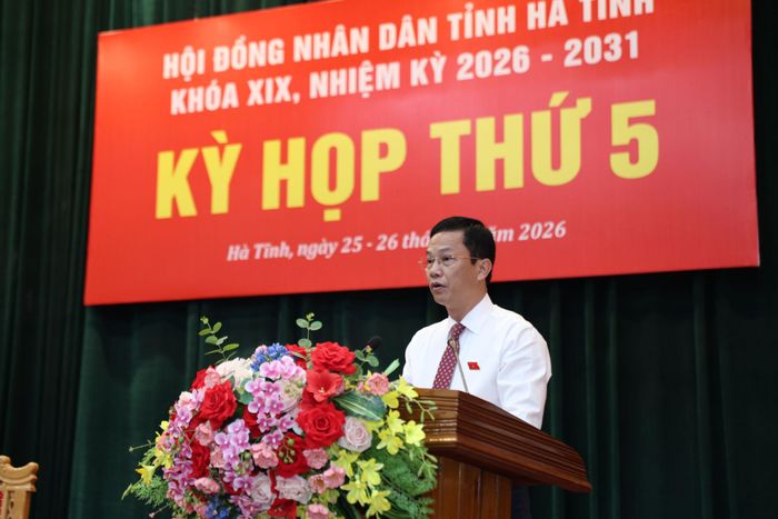 Giám đốc Sở Tài chính Nguyễn Trọng Hiếu trình bày báo cáo về Quy định các nguyên tắc, tiêu chí và định mức phân bổ vốn đầu tư công nguồn ngân sách địa phương giai đoạn 2026-2030