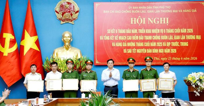 Chủ tịch UBND tỉnh, Trưởng Ban chỉ đạo 389 tỉnh trao Bằng khen cho các tập thể, cá nhân có thành tích xuất sắc