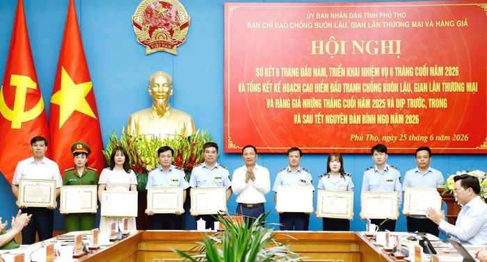 Giám đốc Sở Công Thương Trần Quang Tuấn trao Bằng khen của Chủ tịch UBND tỉnh cho các cá nhân