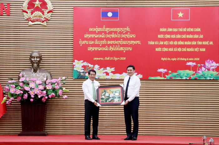 Chủ tịch HĐND tỉnh Nghệ An Hoàng Nghĩa Hiếu tặng quà lưu niệm đến Chủ tịch HĐND Thủ đô Vientiane Athsaphangthong Siphandone