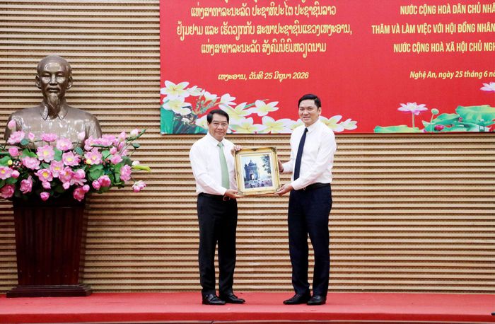 Chủ tịch HĐND Thủ đô Vientiane Athsaphangthong Siphandone tặng quà lưu niệm đến Chủ tịch HĐND tỉnh Nghệ An Hoàng Nghĩa Hiếu