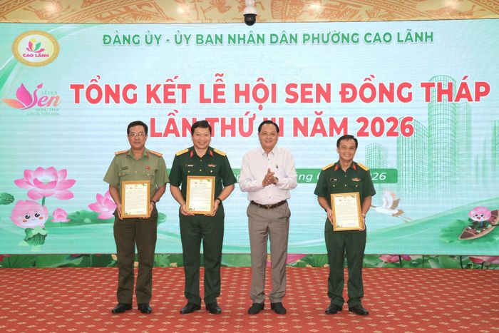 Bí thư Phường Cao Lãnh Nguyễn Hùng Tráng trao thư cảm ơn đến các đơn vị hỗ trợ tích cực địa phương trong công tác bảo đảm an ninh trật tự trong những ngày diễn ra Lễ hội