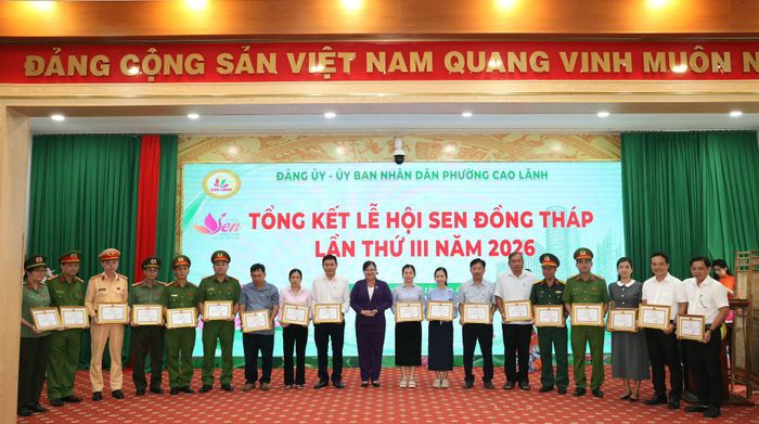 Lãnh đạo UBND phường Cao Lãnh trao tặng giấy khen đến các cá nhân có nhiều đóng góp trong công tác tổ chức Lễ hội