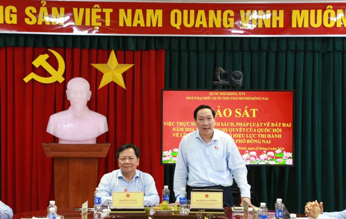 Phó Trưởng đoàn Thường trực Đoàn ĐBQH TP. Đồng Nai Bùi Xuân Thống phát biểu tại buổi làm việc với phường Long Thành, xã An Phước. Ảnh: Văn Dũng