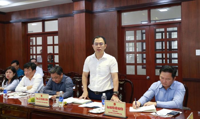 Chủ tịch UBND phường Long Thành Lê Hoàng Sơn báo cáo với đoàn khảo sát. Ảnh: Văn Dũng